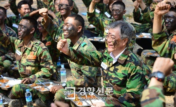 문재인 집총 자세 ㄷㄷ.jpg | 인스티즈