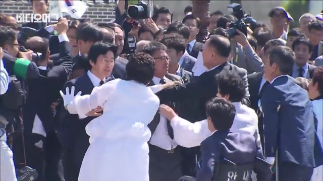 작년 5.18 기념식 황교안과 박승춘 | 인스티즈