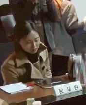 대본 리딩하는 문채원.gif | 인스티즈