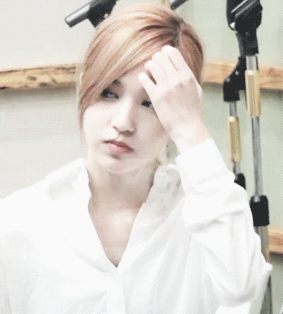 [트와이스] 흰 셔츠입고 목터치하는 미나.gif | 인스티즈