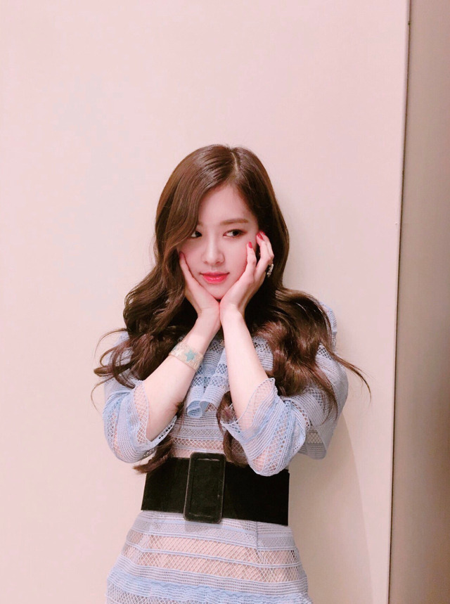 데뷔 후 처음 한 흑발 잘어울리는 로제 인스타 사진들 | 인스티즈