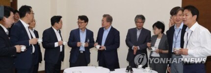 [문재인외] 티 타임하는 문 대통령과 참모진 | 인스티즈
