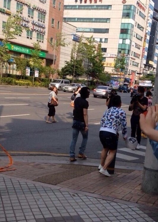 팬들에게 인사하는 조세호 | 인스티즈