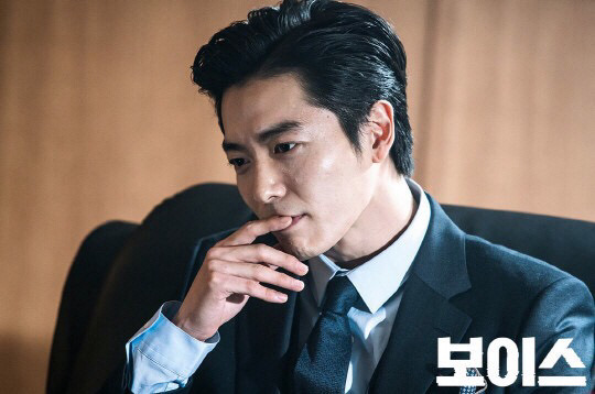 처음나왔을때 글쓴이랑 똑같이 생겼다고 얘기 많이 들어서 진짜 나인가 하고 헷갈렸다가 의식적으로 비슷하게 스타일링 하고 다녀서 그 반응 즐겼었던 그 배우 | 인스티즈