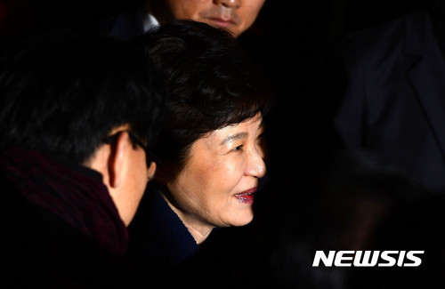 지지자들과 인사나누는 박근혜 | 인스티즈