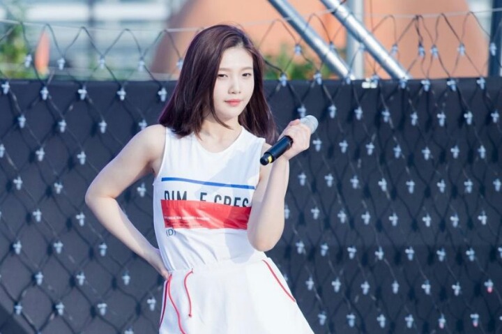 팬에게 먼지털이를 받은 조이 .gif | 인스티즈