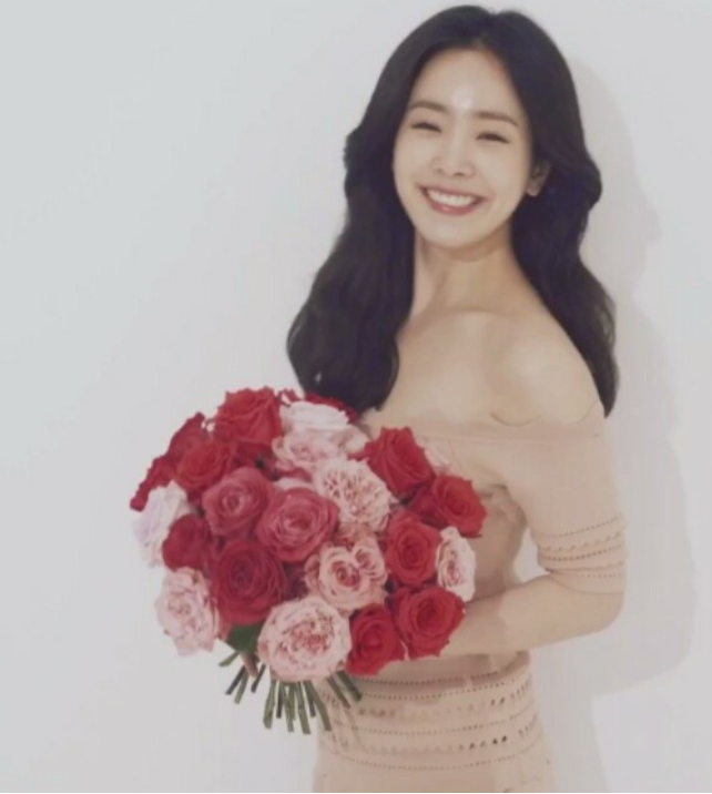 꽃보다 예쁜 한지민 봄의 여신 · 최근 인스타 업데이트.jpgif (마리 끌레르) | 인스티즈