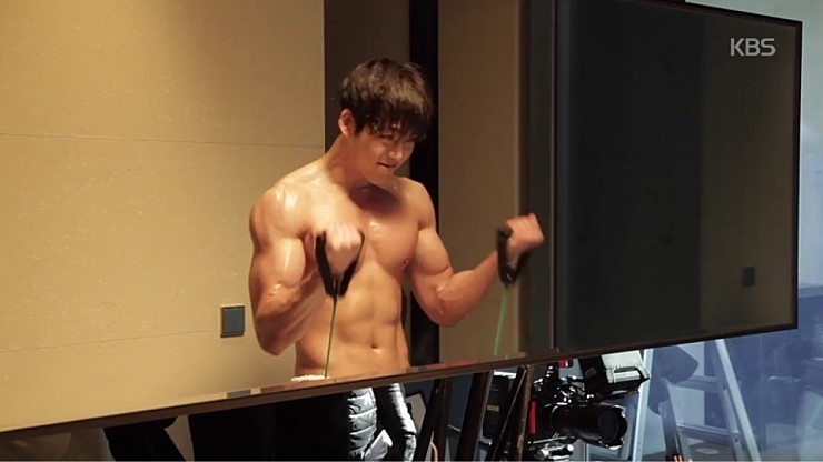 김우빈 덩치 수준.JPG | 인스티즈