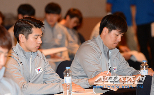  이대은과 다른 대표팀 선수들.jpg | 인스티즈