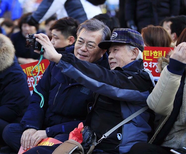 결전의 날을 하루 앞두고 지지자들이 하는 응원의 말을 리트윗하는 문재인의 심정은 어떨까 | 인스티즈