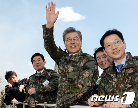 화력격멸훈련 참관하는 문재인 | 인스티즈