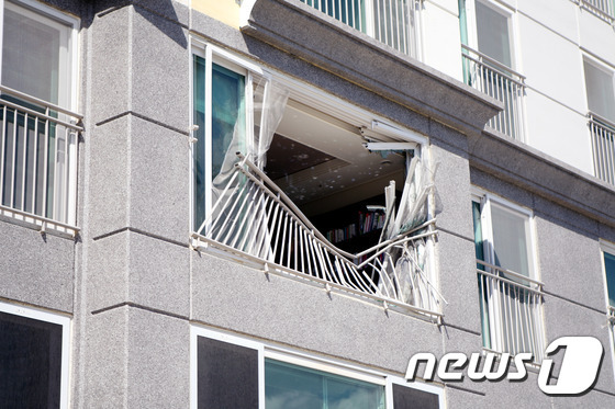 오늘자 강풍에 날아온 영화관 지붕에 파손된 창문.jpg | 인스티즈