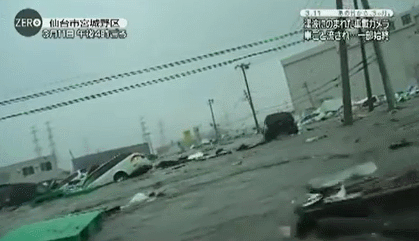 일본지진 당시 쓰나미에 속수무책으로 당하는 차안 상황.gif | 인스티즈