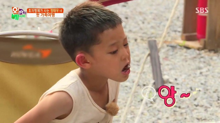 [오마이베이비] 하준이가 뜨거운 고기 먹는 법.gif | 인스티즈