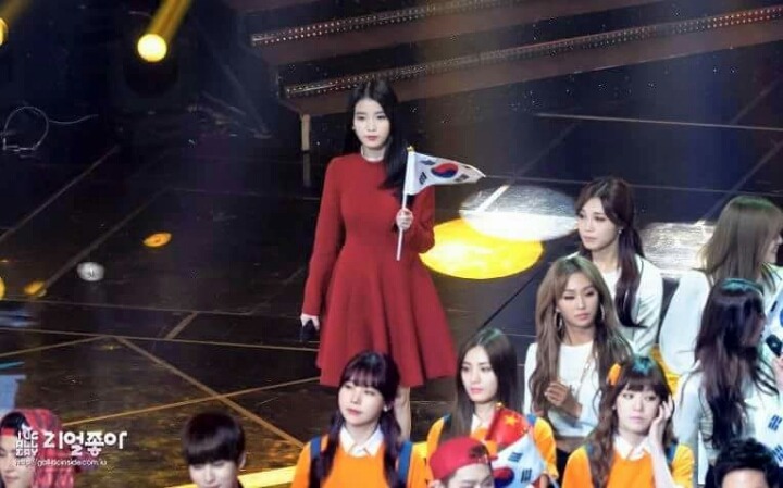 혼자 떨어진 아이유 챙겨주는 정은지.jpg | 인스티즈