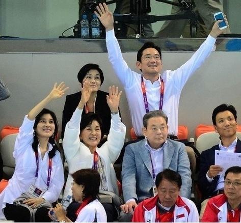 경기관람중 전광판에 본인들이 잡히자 환호하는 가족들 | 인스티즈