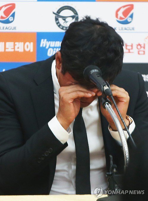 감독 인터뷰 도중 눈물 흘리는 김도훈 감독.jpg | 인스티즈