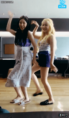 상어송 틀어놓고 춤추는 아이린&예리.gif | 인스티즈