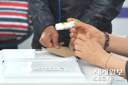 [포토] 투표 봉투 봉인하는 유권자 | 인스티즈