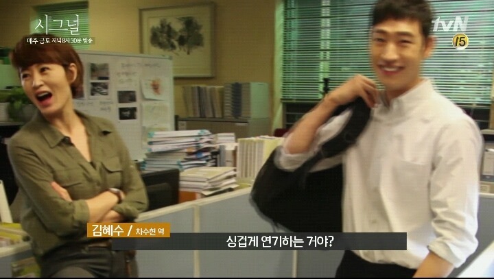 [시그널] 실제로 금이야 옥이야 여왕님 모시듯 김혜수를 대하는 이제훈 | 인스티즈