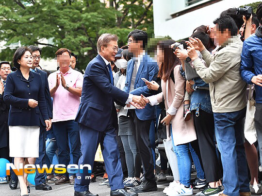 5/9 오전, 투표하는 문재인.jpg | 인스티즈