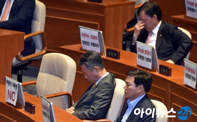 오늘자 문재인 대통령 연설때 자유한국당 의원들 | 인스티즈