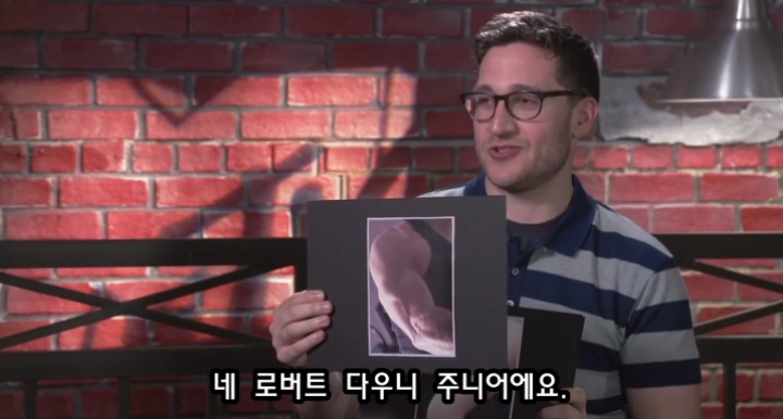 이두박근 게임하는 어벤져스 멤버들.jpg | 인스티즈