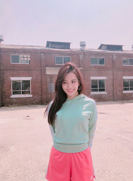6/21 블랙핑크 지수X아디다스.jpg (with 리사) | 인스티즈