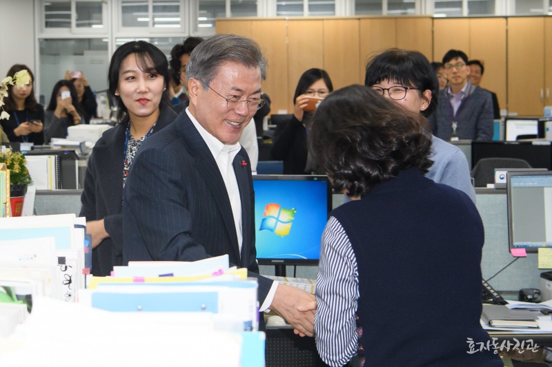 문 대통령과 공무원들의 만남 | 인스티즈