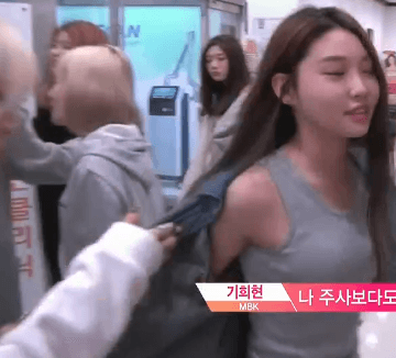 자켓 벗는 청하.gif | 인스티즈