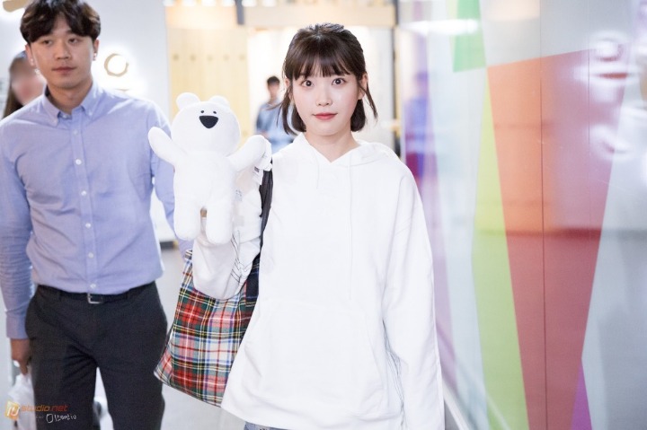 아이유 2017년 대학생룩 모음.jpg | 인스티즈