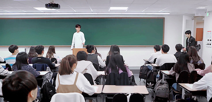 기억해..? 복도에서 떠들다.. 같이 혼나던 우리 둘... 기억 조작이 따로 없는 하이틴 웹드 | 인스티즈