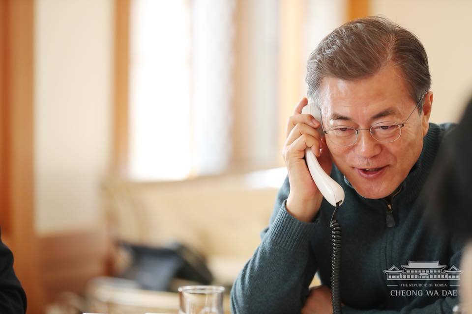 스웨터도 찰떡같이 잘 어울리는 문재인 대통령 | 인스티즈