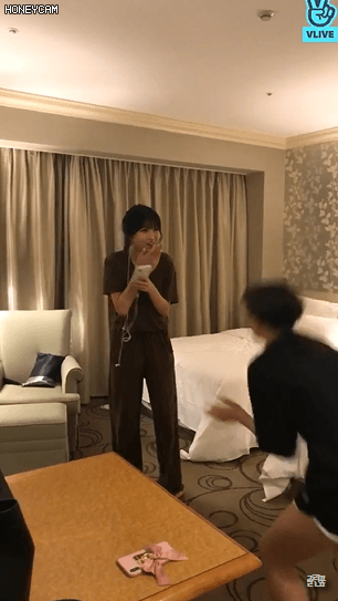 [여자친구] 안무만 보고 노래 맞추기 하는 소원,예린.gif | 인스티즈