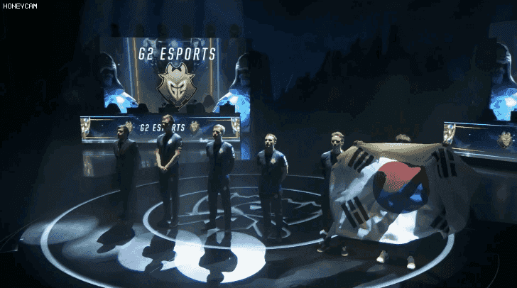 [LOL] 롤드컵 4강 오프닝에 태극기 두르고 등장한 와디드ㄷㄷㄷㄷㄷㄷㄷㄷ(움짤) | 인스티즈