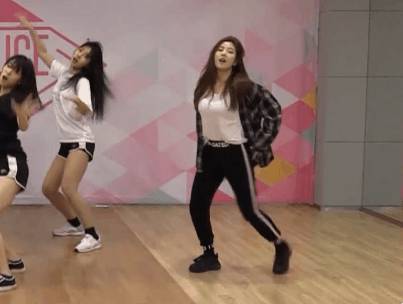 아이즈원의 리더가 유력한 멤버.gif | 인스티즈