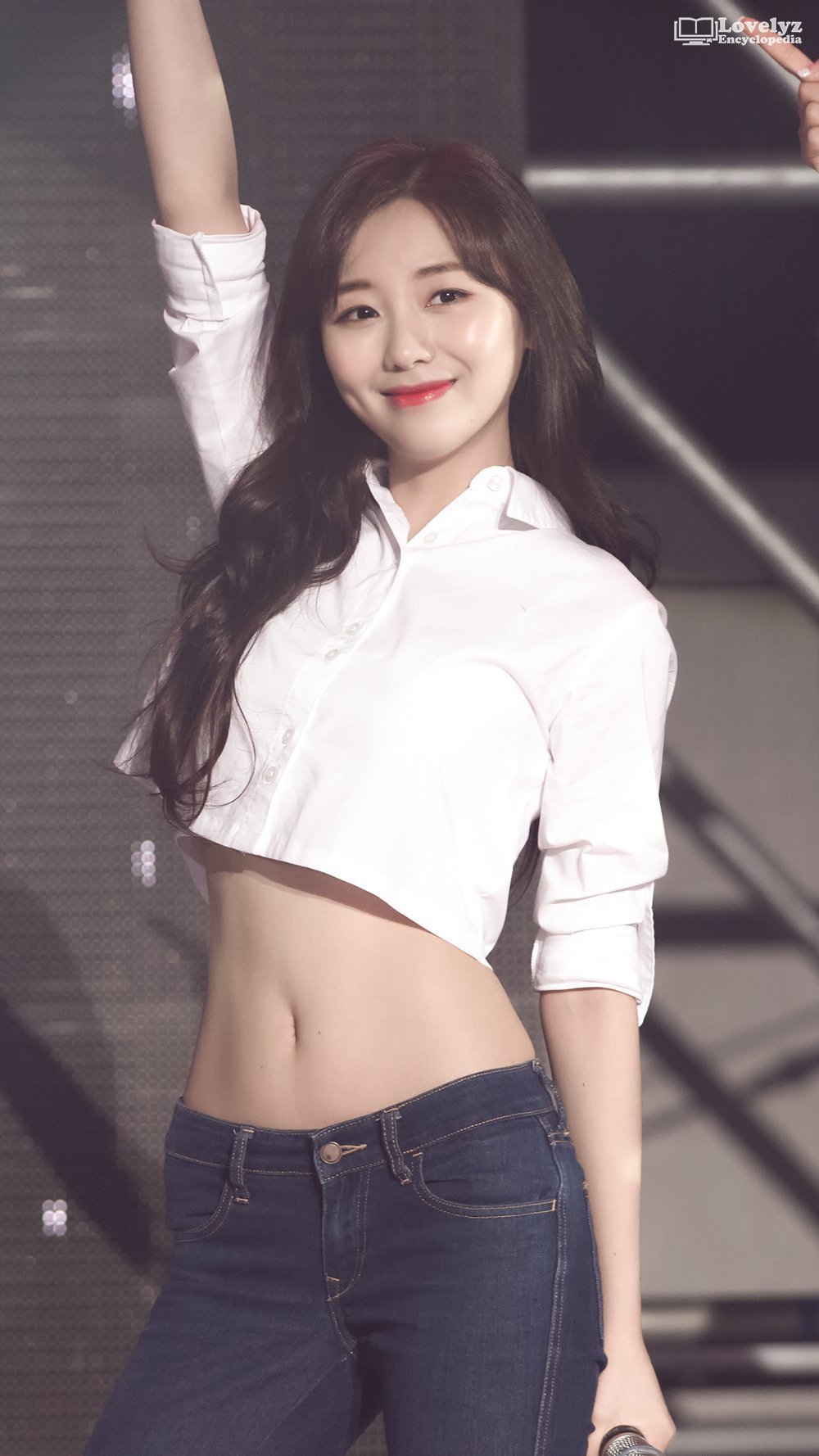 본인의 복근노출 사진에 부끄러워 하는 러블리즈 수정이.gif | 인스티즈