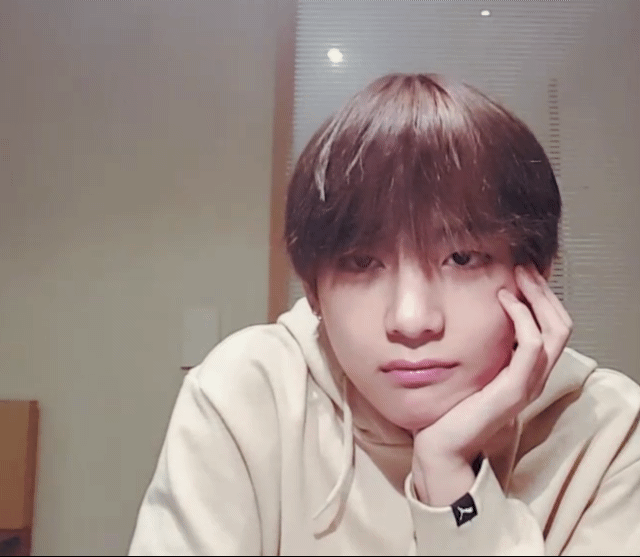 얼굴로 악세사리 존재감 하락시키는 방탄소년단 뷔.jpgif | 인스티즈
