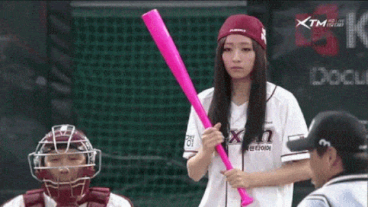 기습번트 시도하는 하니 | 인스티즈