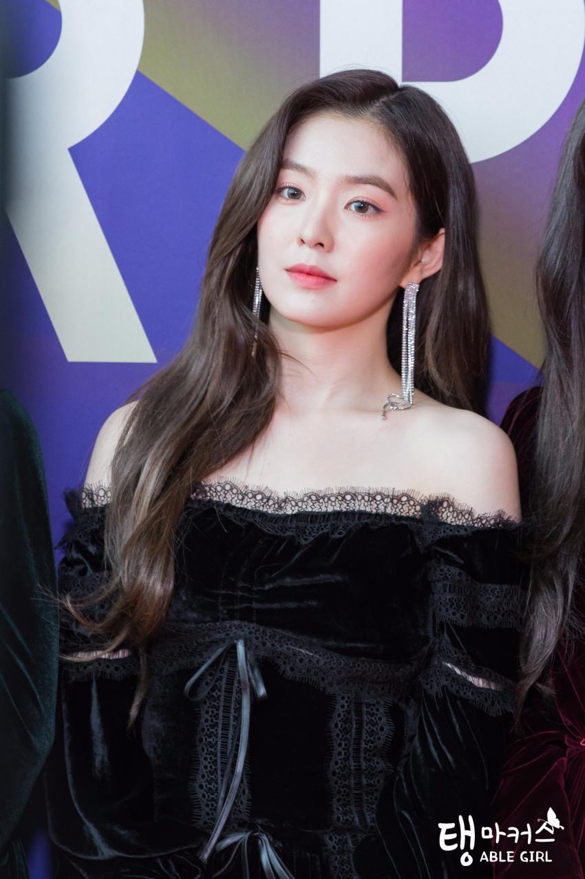 시상식에서 미모 폭격하고 다니는 아이린.jpg | 인스티즈