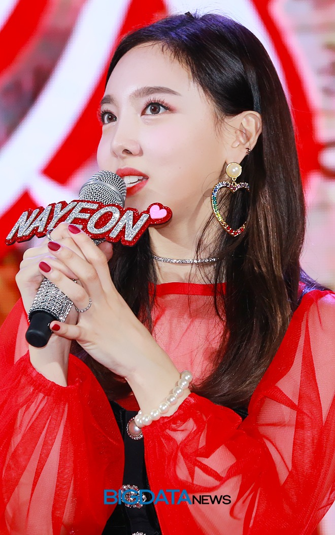 오늘 6시 컴백전 기자쇼케이스 나연이 | 인스티즈