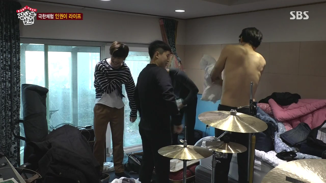 [집사부일체] 카메라 앞에서 옷 처음 갈아입어보는 이상윤.gif | 인스티즈