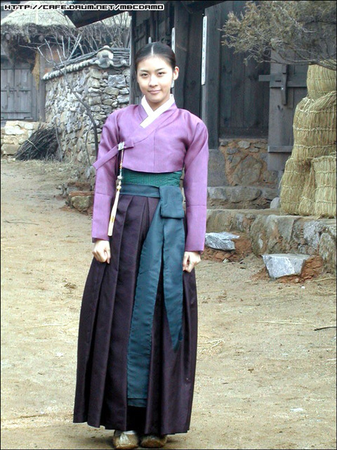 어느 연예인의 무섭도록 한결같은 협찬사진.jpg | 인스티즈