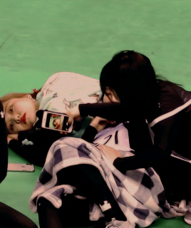 예리 도촬하는 아이린.gif | 인스티즈