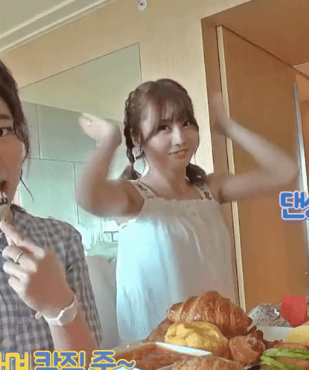 아침에 밥 먹다가 모모...gif | 인스티즈