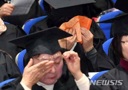 40~70대 늦깎이 여중·여고생 226명 눈물의 졸업식 | 인스티즈